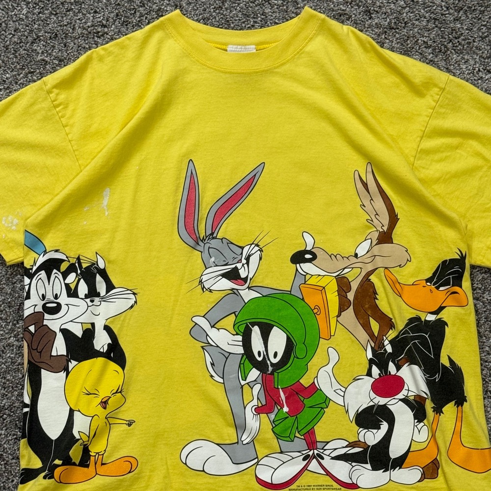 Vintage 90s Looney Tunes‎ AOP Wrap Around Sun Sportswear Yellow T-Shirt Mens XL - Picture 2 of 9